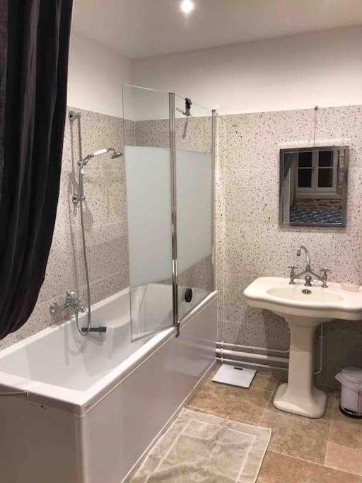 La Maison De Lea, Chambres D'Hotes De 14 Couchages Tournus Exteriör bild